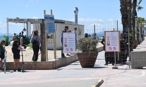 Es bloqueja un tram de passeig litoral del Cap de Sant Pere per impedir que s'instal·lin els venedors del top manta