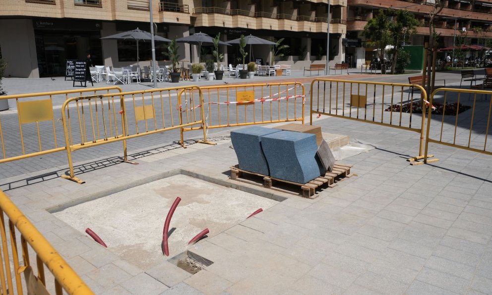 S’inicien els treballs previs per col·locar l’escultura de David Callau a la plaça Aragó